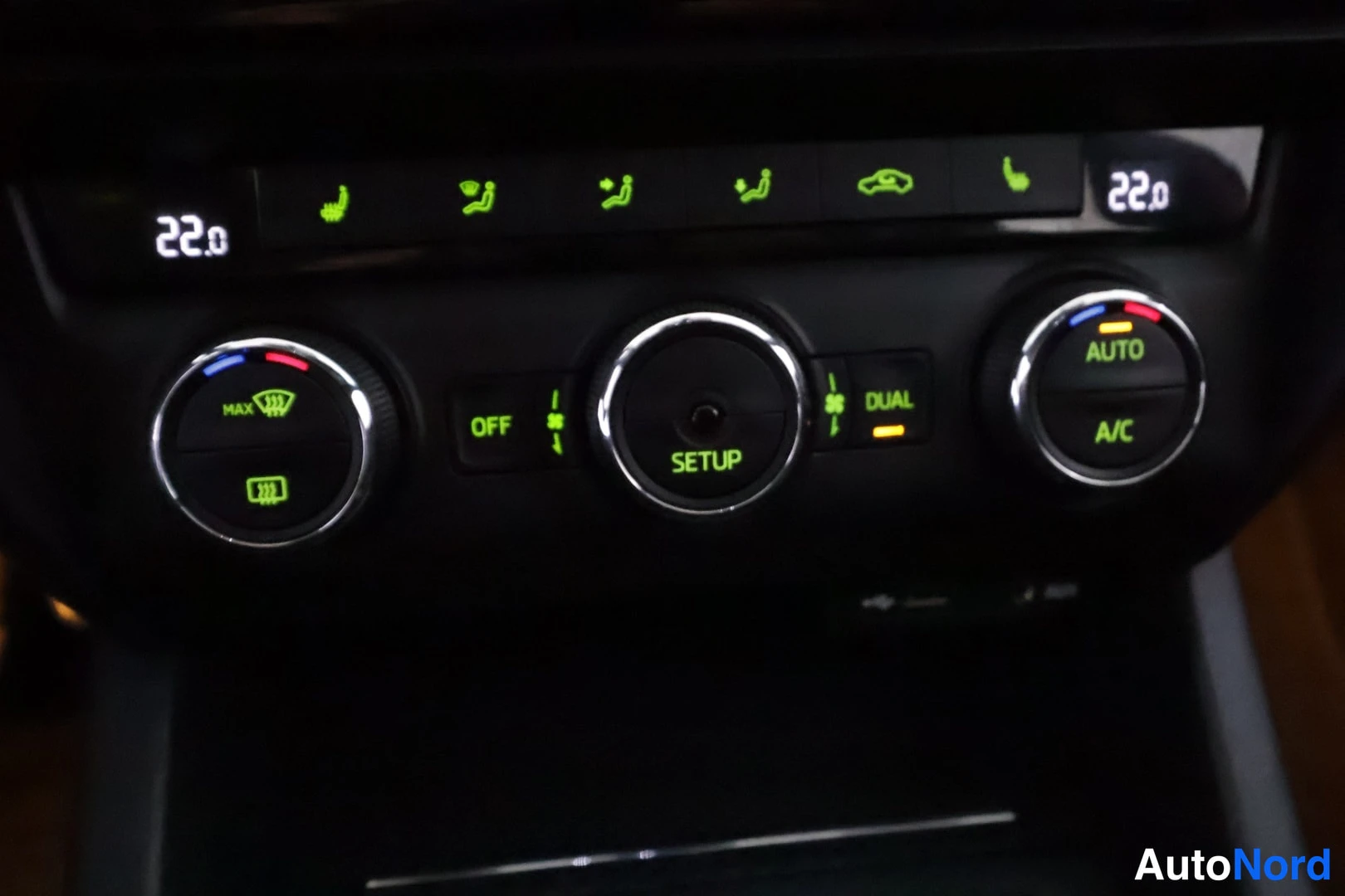 Punainen Skoda Octavia 2014, kuva 33