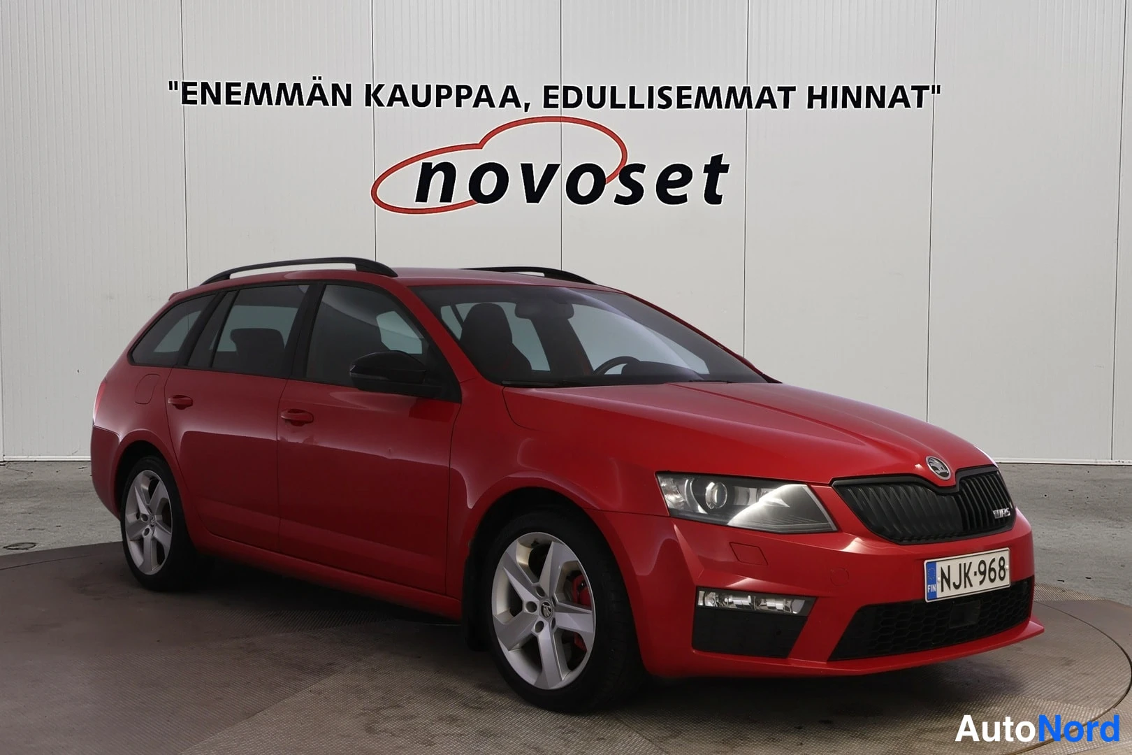 Punainen Skoda Octavia 2014, etuviisto, keula oikealle, kuva 2