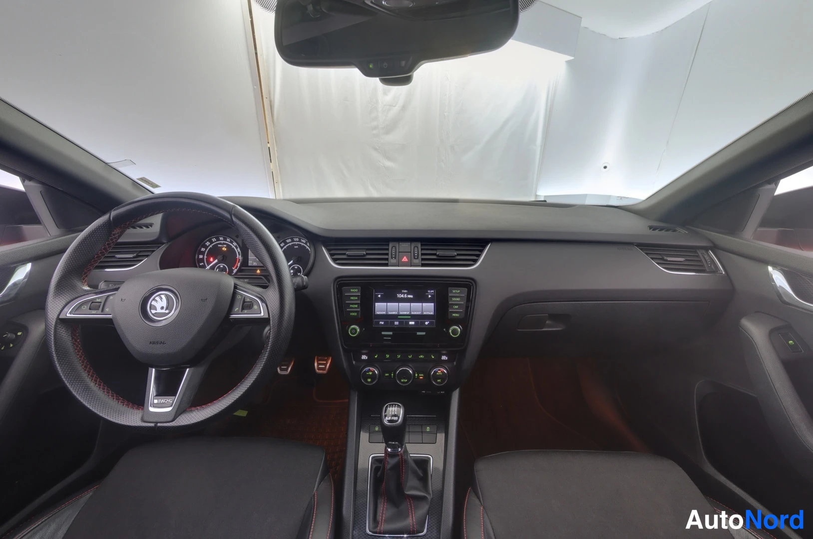 Punainen Skoda Octavia 2014, kuva 8