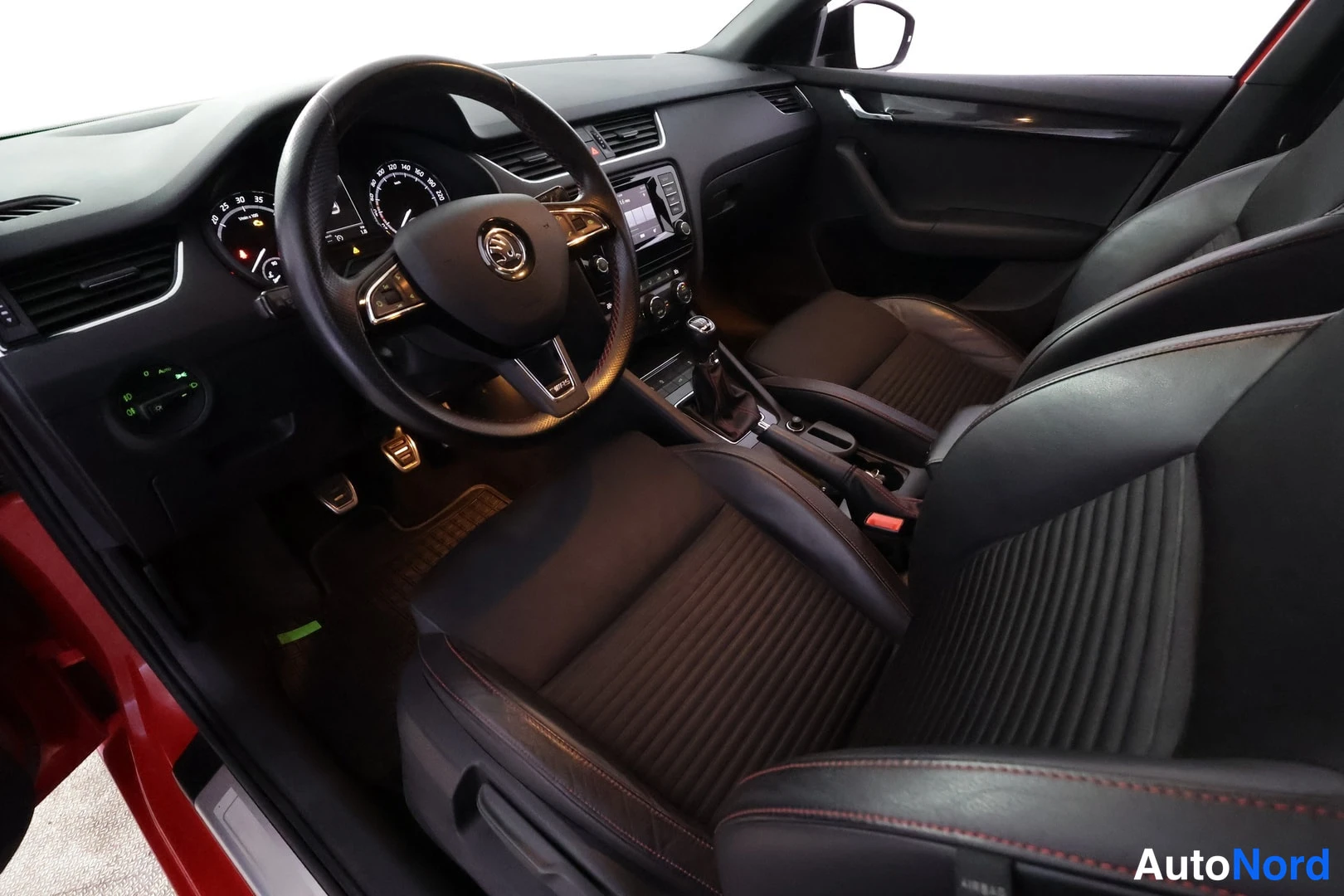 Punainen Skoda Octavia 2014, kuva 11