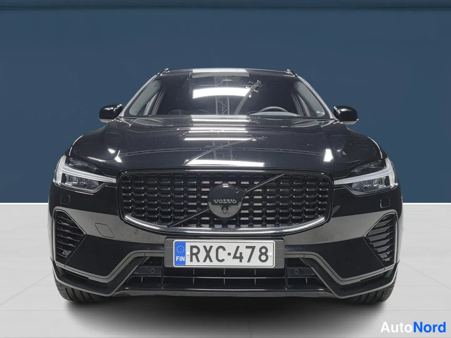 Musta Volvo XC60 2025, edestä, kuva 3