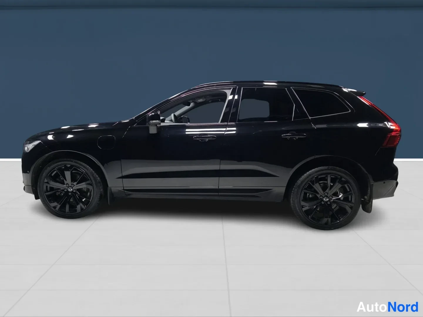 Musta Volvo XC60 2025, sivulta, kuva 4