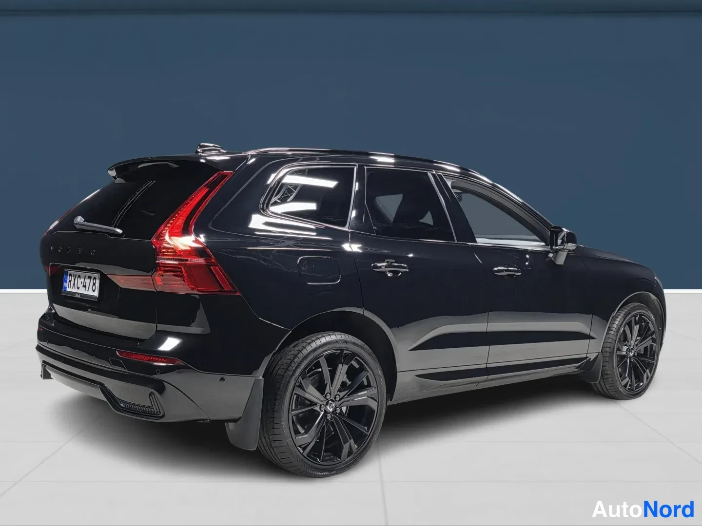 Musta Volvo XC60 2025, takaviisto, kuva 6