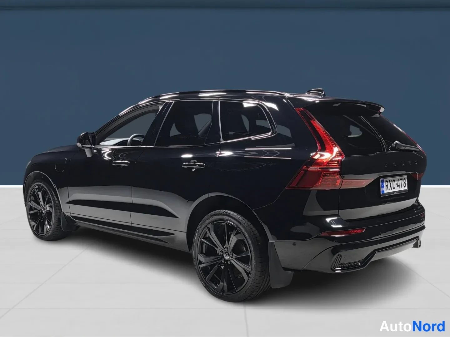 Musta Volvo XC60 2025, takaviisto, kuva 5