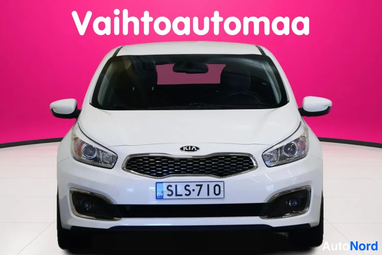 Valkoinen Kia Ceed 2017, edestä, kuva 5
