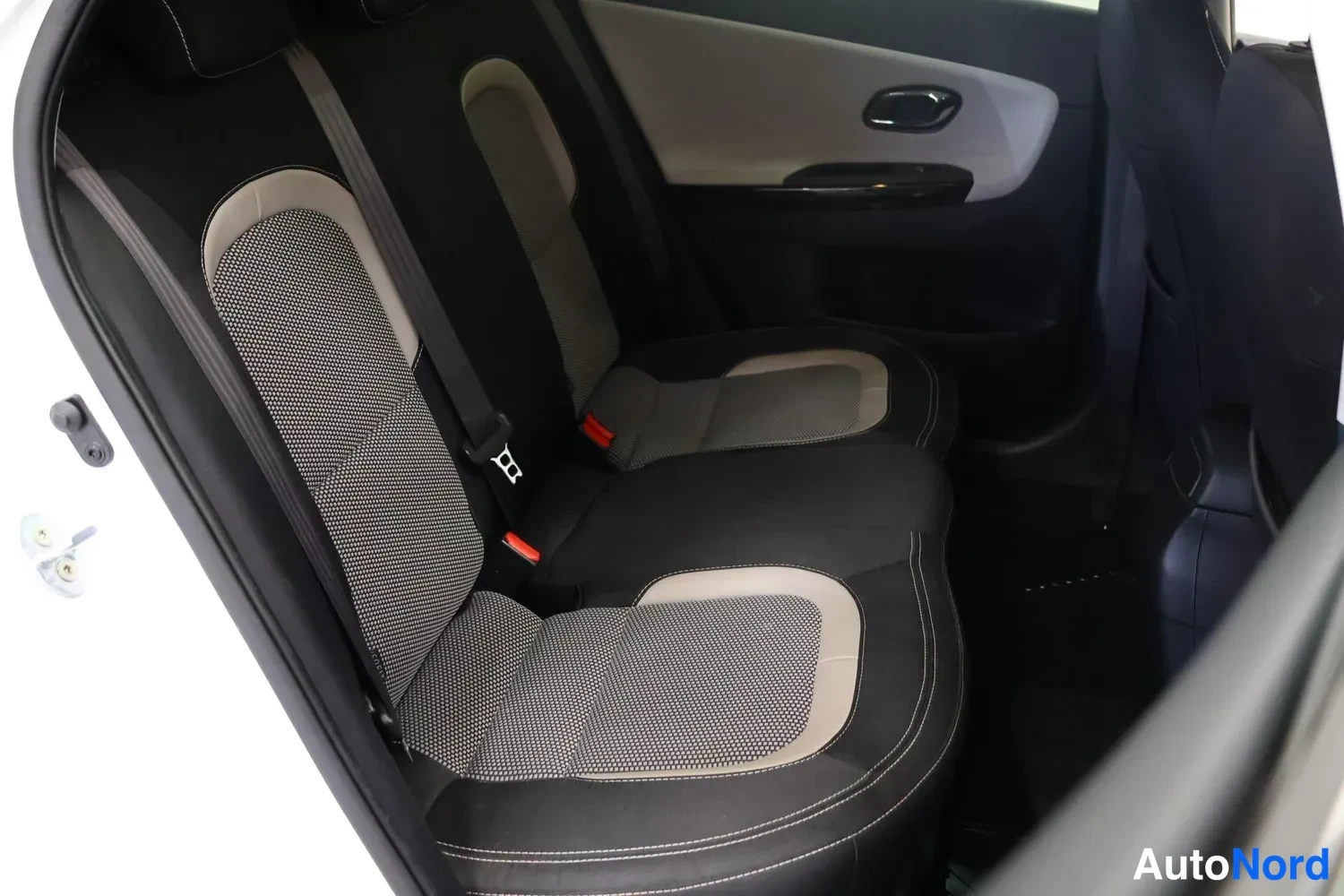 Valkoinen Kia Ceed 2017, kuva 9