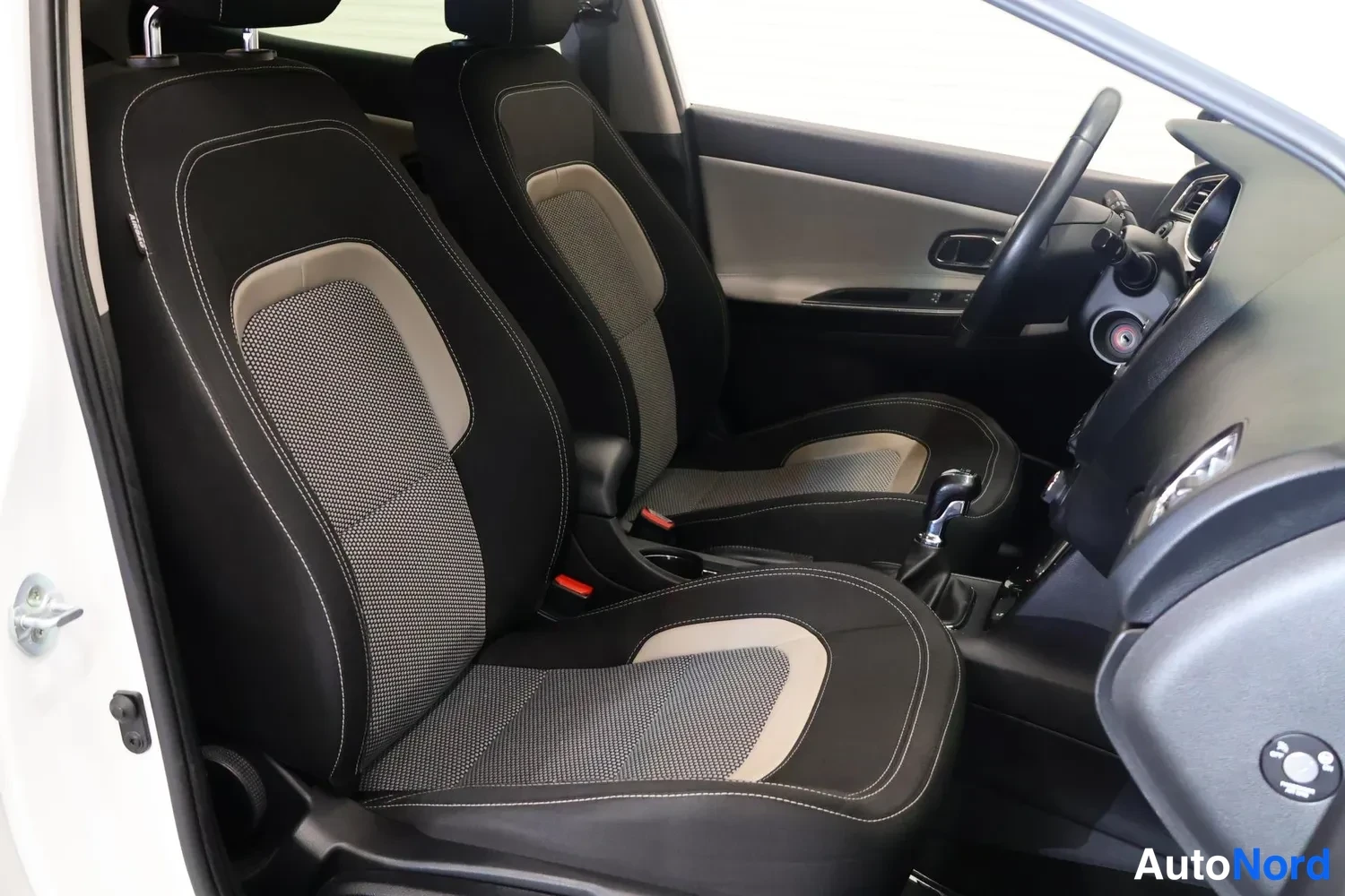 Valkoinen Kia Ceed 2017, kuva 10
