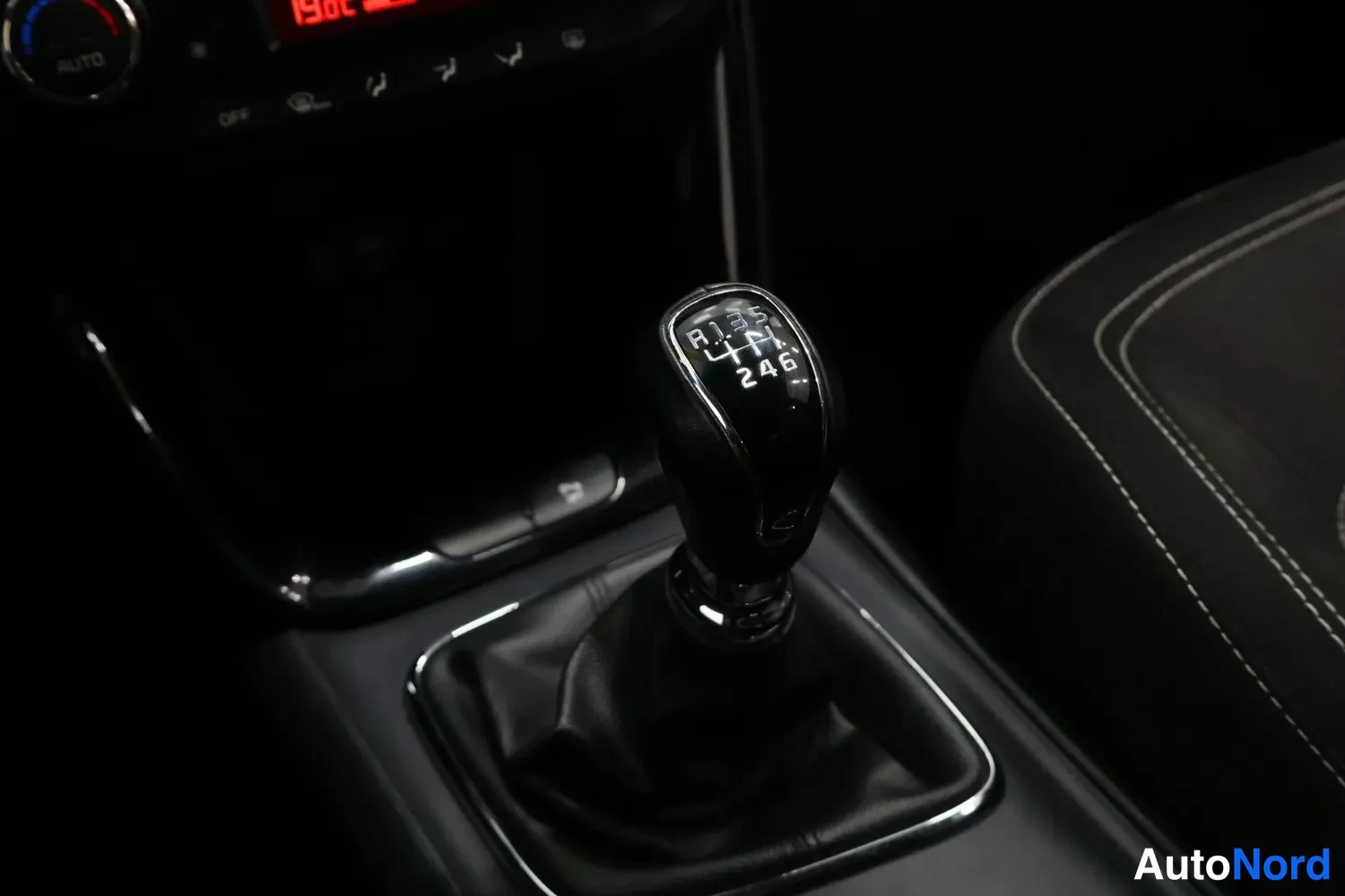 Valkoinen Kia Ceed 2017, kuva 16