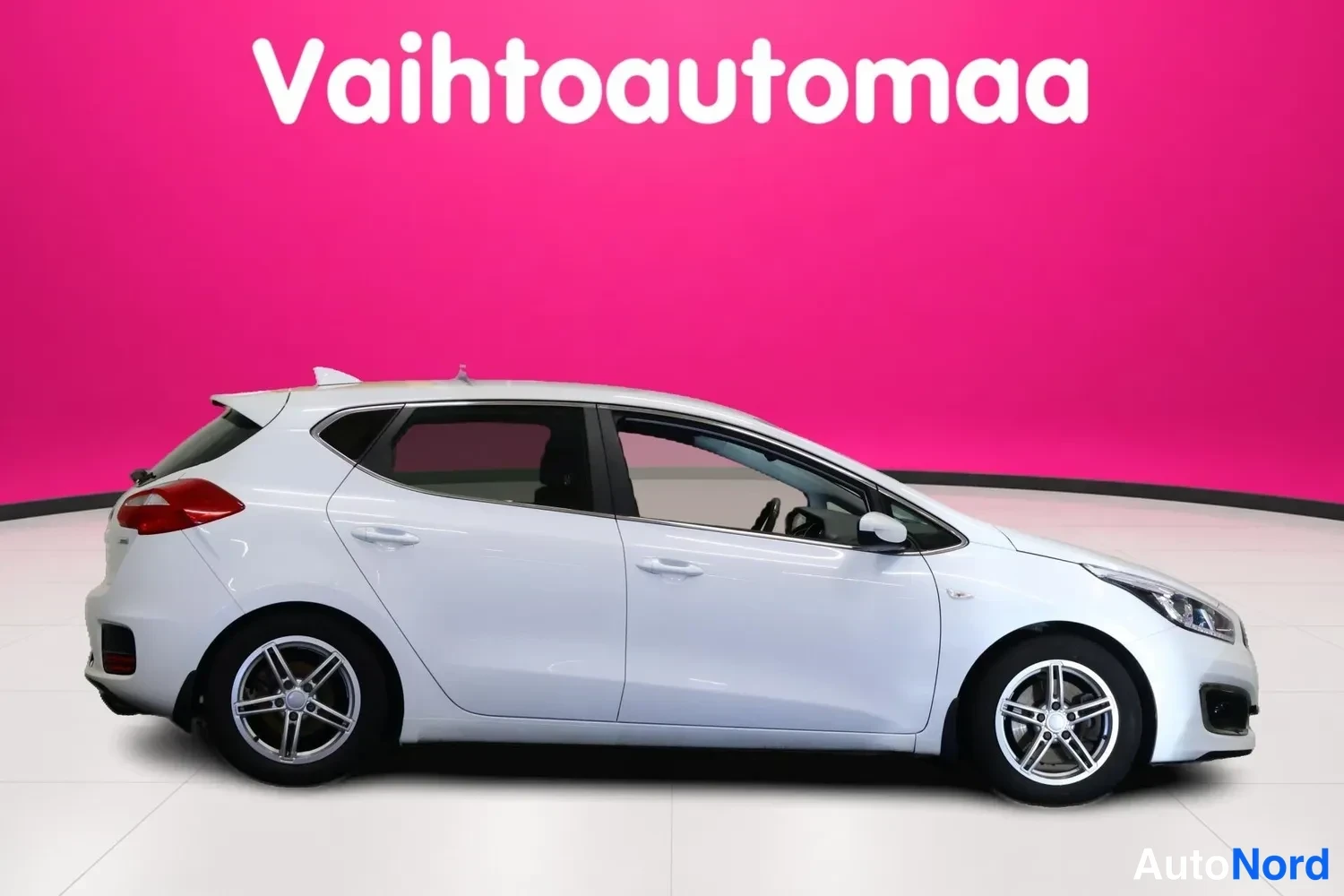 Valkoinen Kia Ceed 2017, etuviisto, keula oikealle, kuva 4