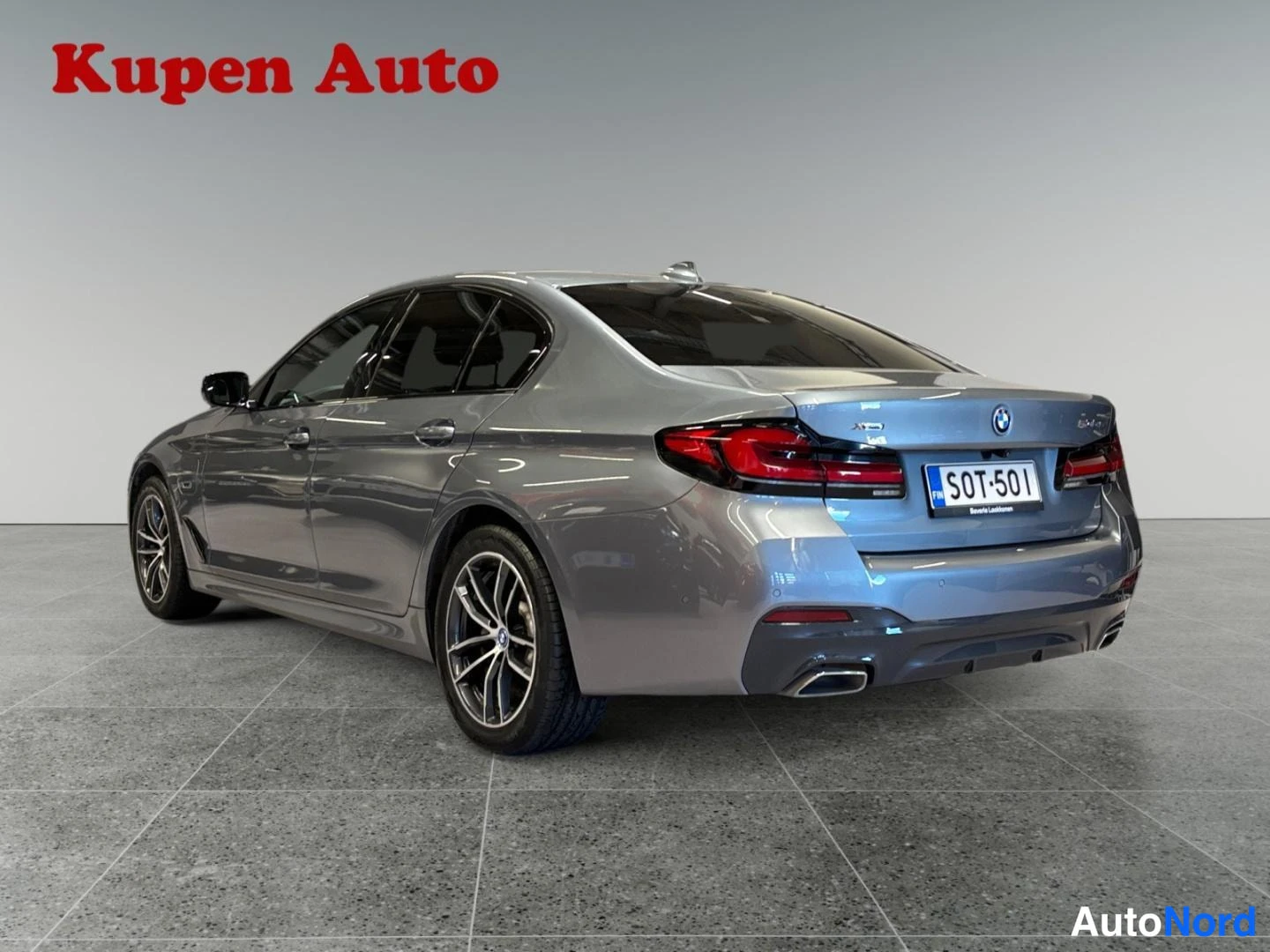 Sininen BMW 530e xDrive 2022, takaviisto, kuva 3