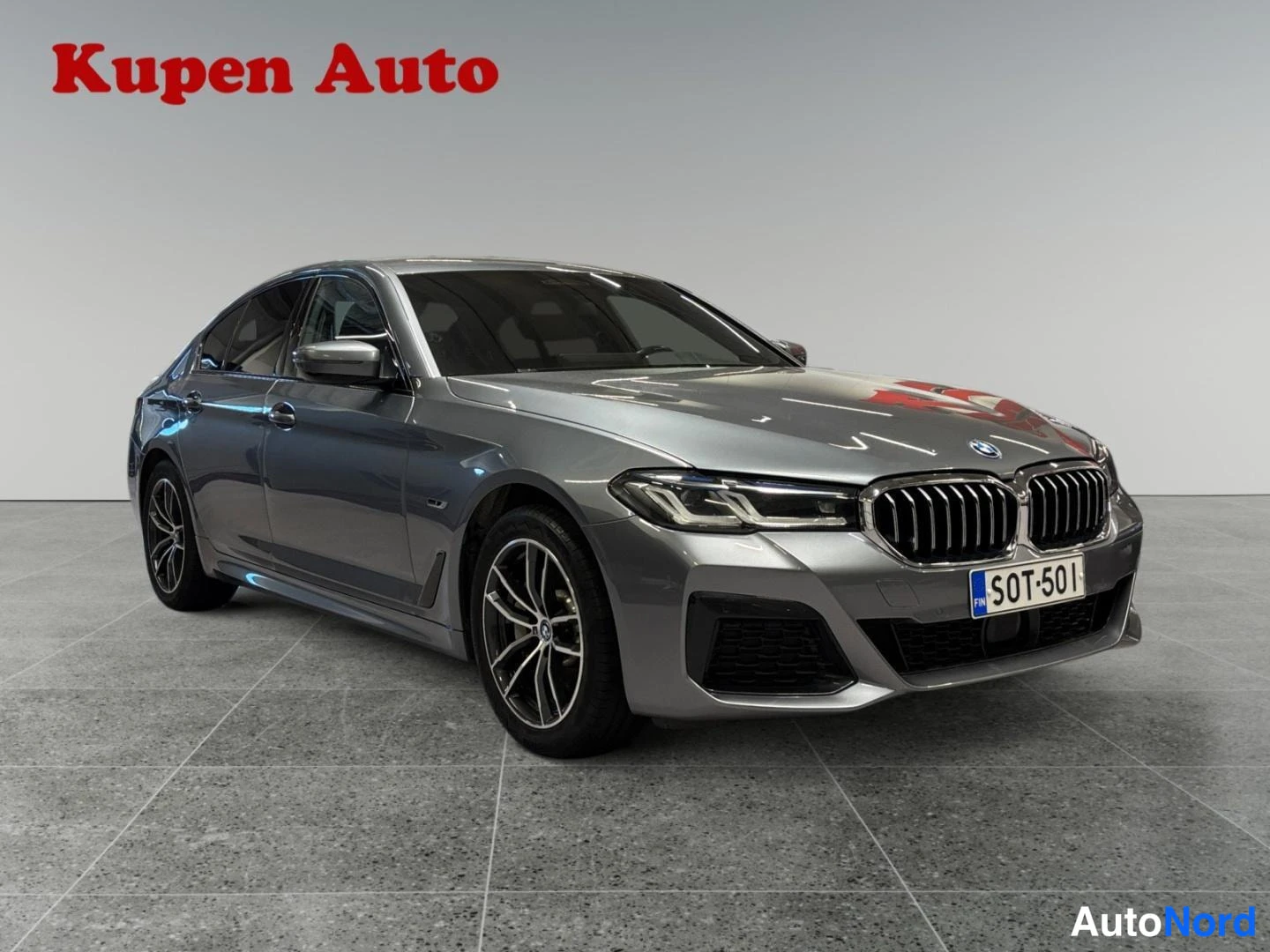 Sininen BMW 530e xDrive 2022, etuviisto, keula oikealle, kuva 2