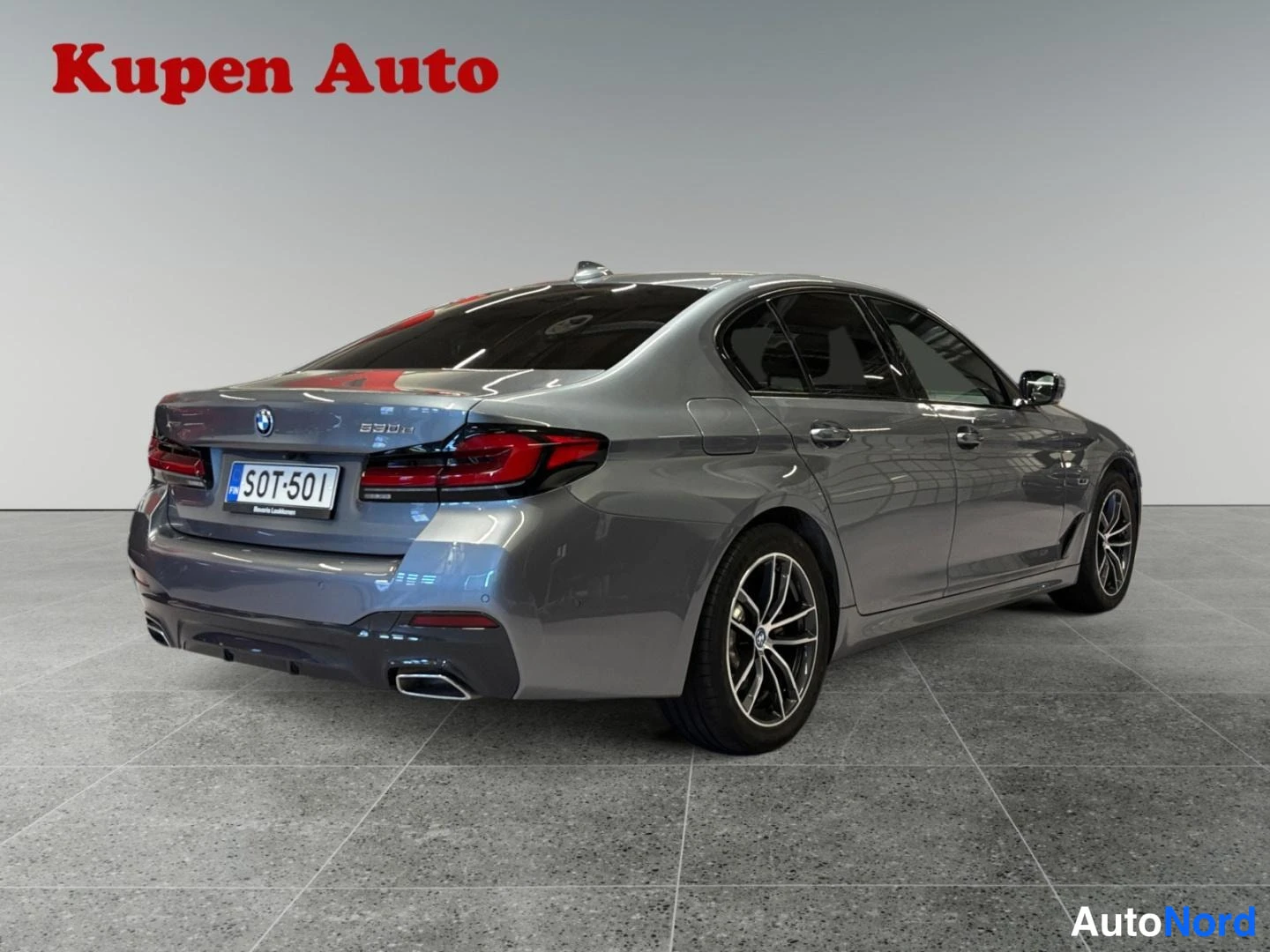Sininen BMW 530e xDrive 2022, takaviisto, kuva 4