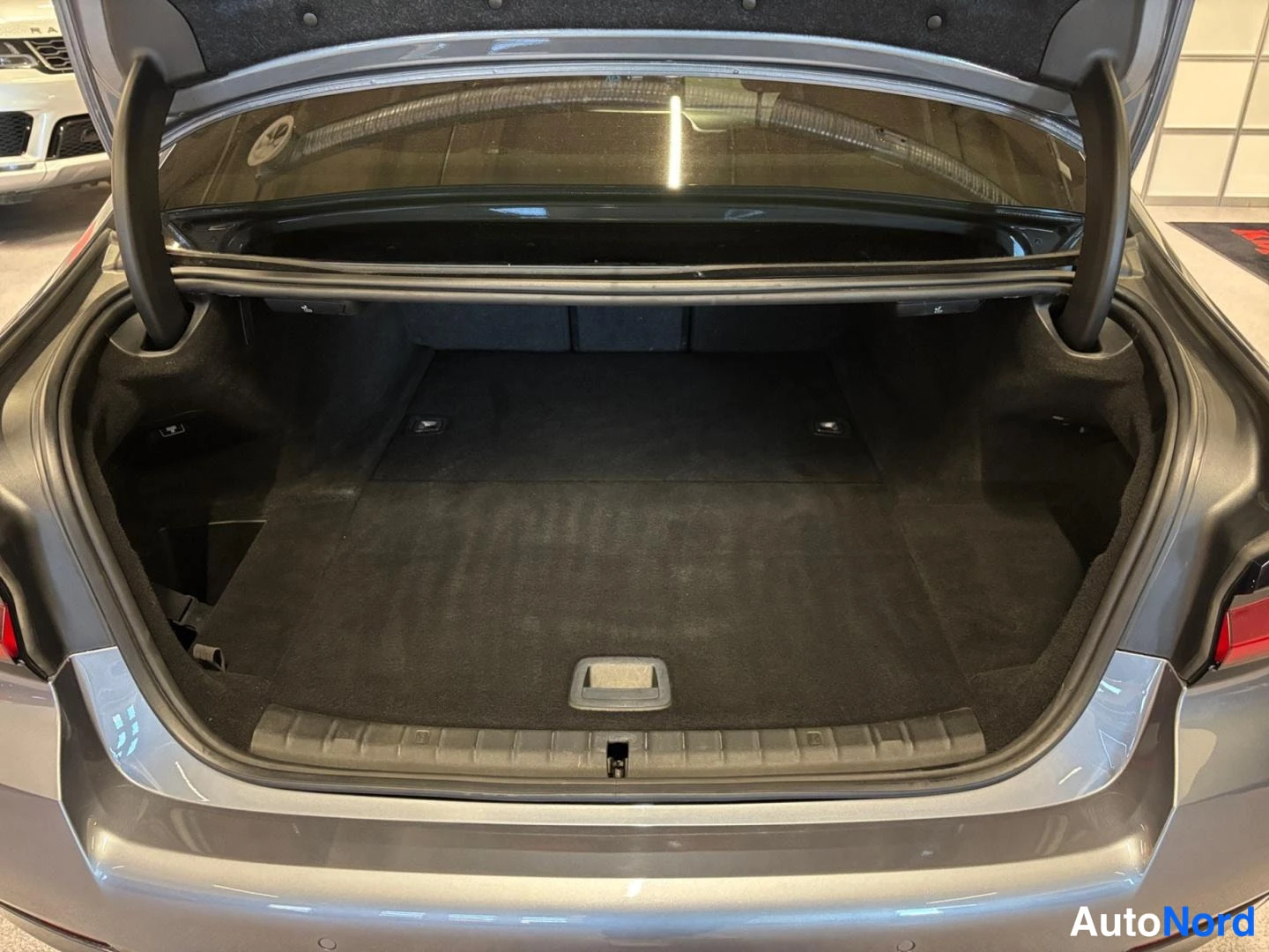 Sininen BMW 530e xDrive 2022, takaa, kuva 5