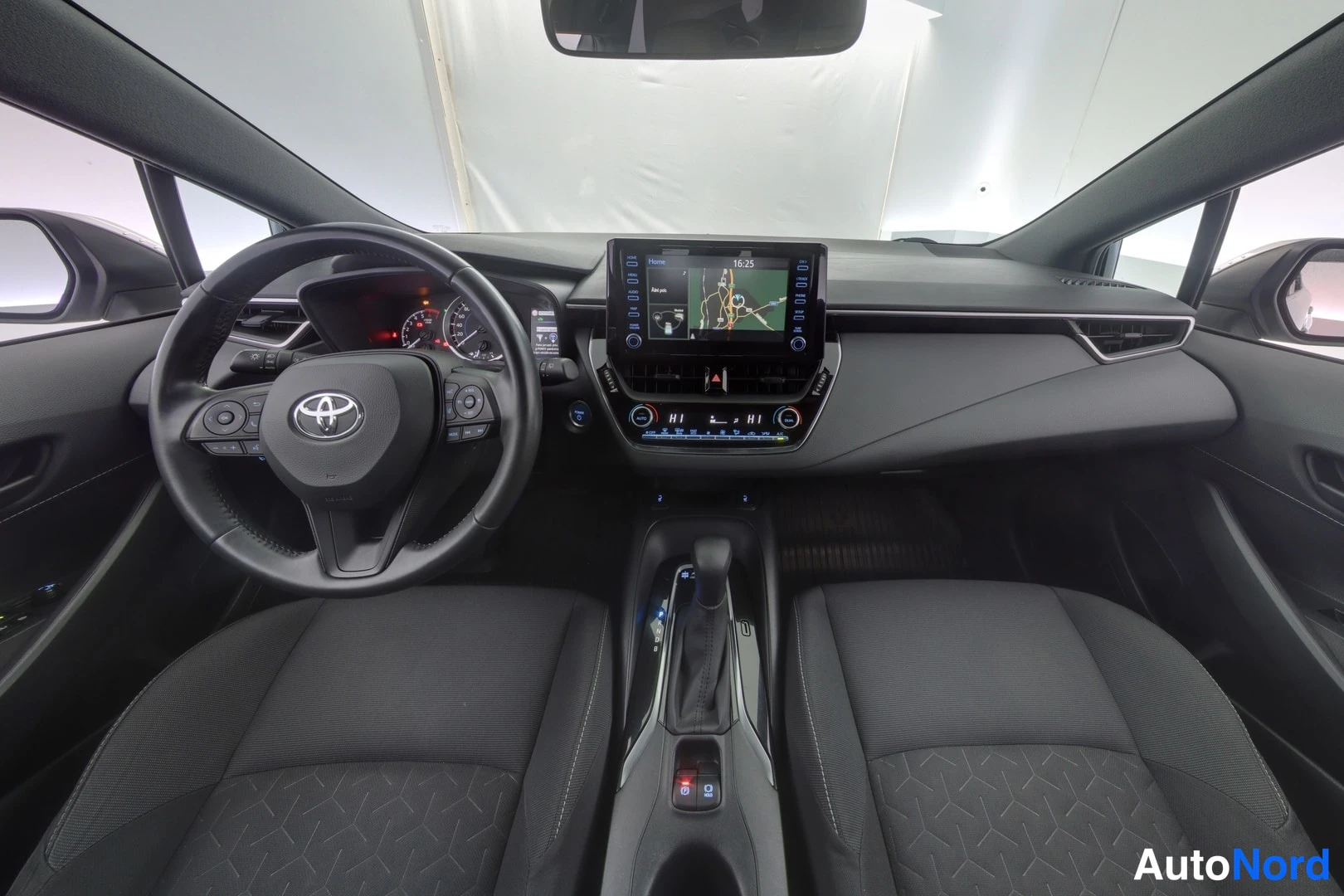 Hopea Toyota Corolla 2019, ohjaamo, kuva 7