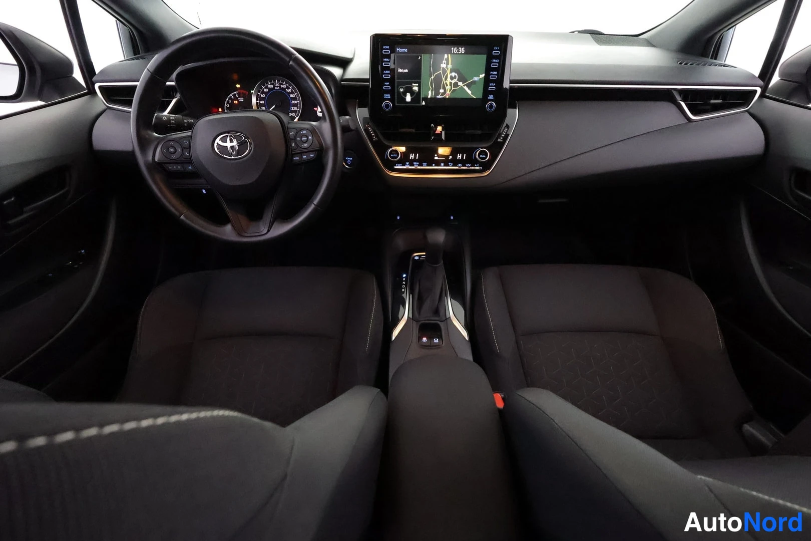 Hopea Toyota Corolla 2019, ohjaamo, kuva 13
