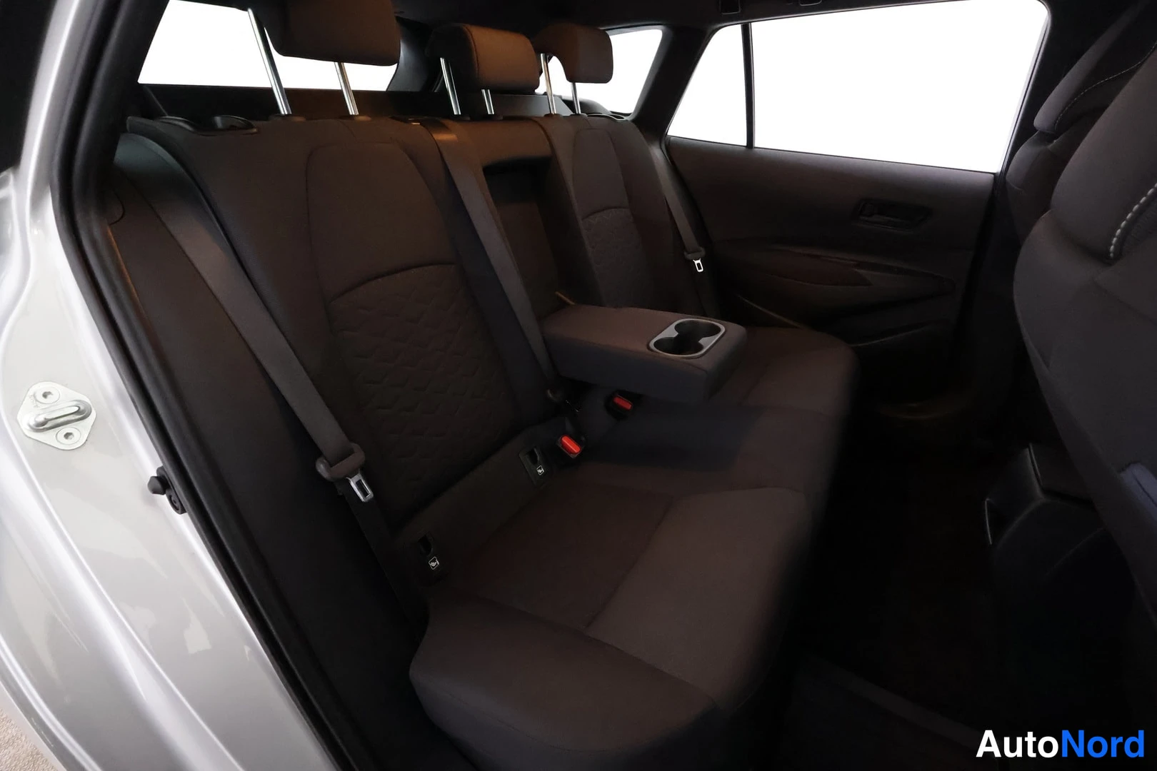Hopea Toyota Corolla 2019, takaistuimet, kuva 22