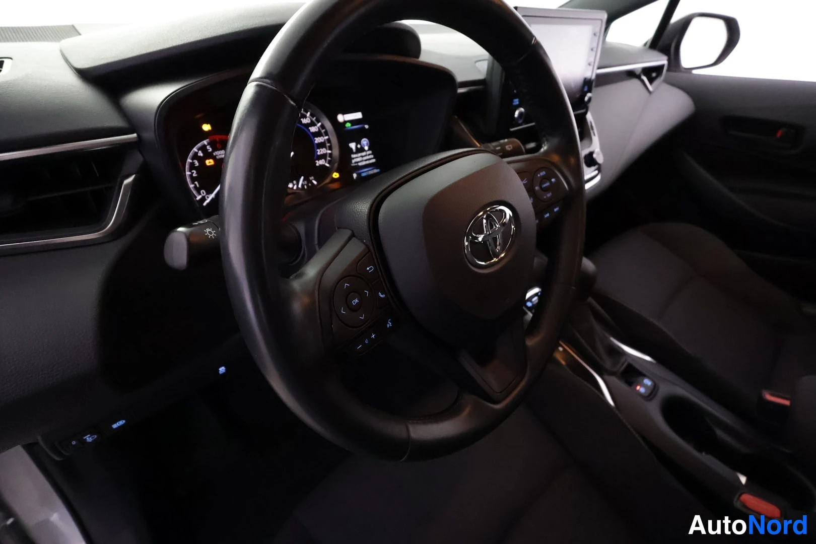 Hopea Toyota Corolla 2019, ohjaamo, kuva 15
