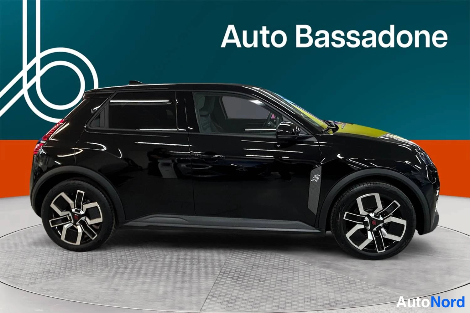 Musta Renault 5 E-Tech electric 2026, etuviisto, keula oikealle, kuva 2