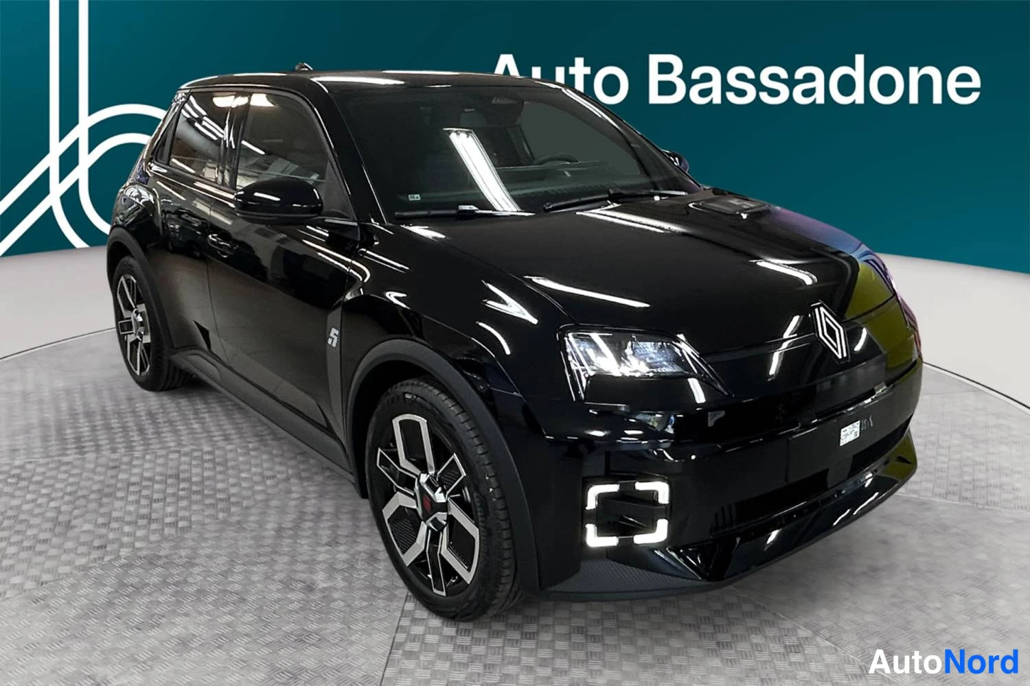 Musta Renault 5 E-Tech electric 2026, etuviisto, keula oikealle, kuva 3