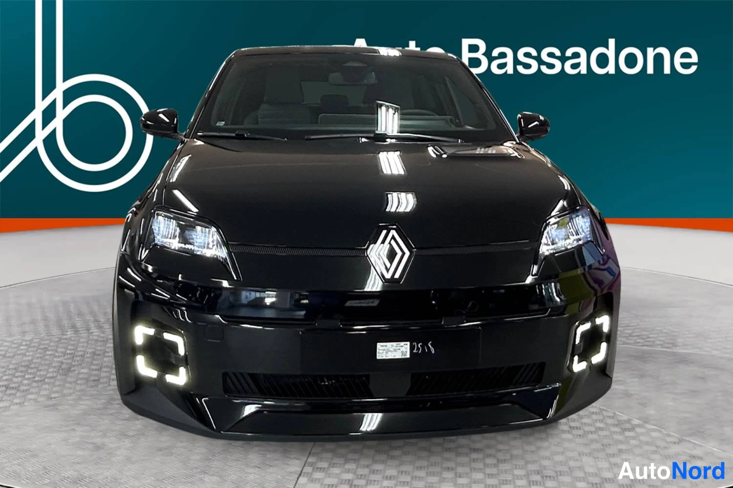 Musta Renault 5 E-Tech electric 2026, edestä, kuva 4