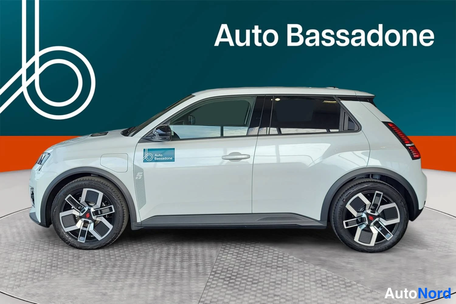 Valkoinen Renault 5 E-Tech electric 2026, etuviisto, keula vasemmalle, kuva 2