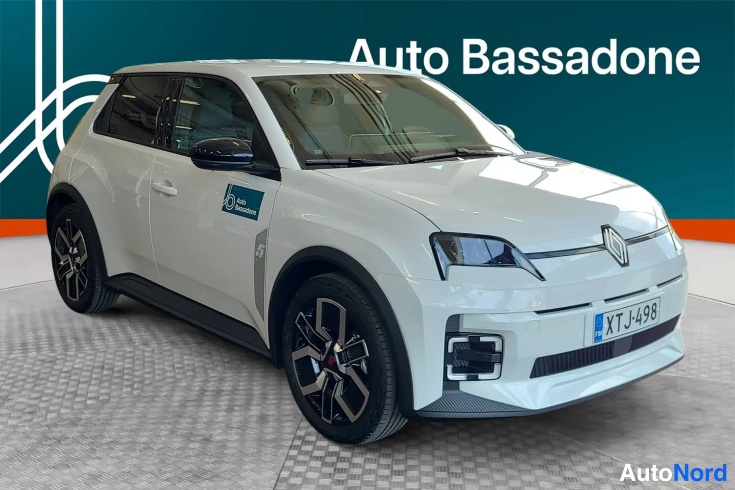 Valkoinen Renault 5 E-Tech electric 2026, etuviisto, keula oikealle, kuva 4