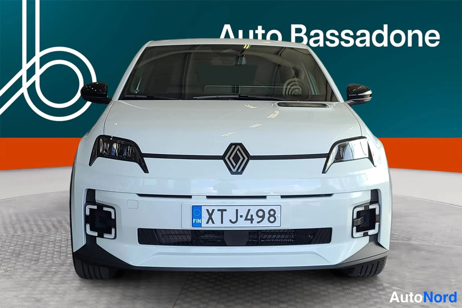 Valkoinen Renault 5 E-Tech electric 2026, edestä, kuva 5