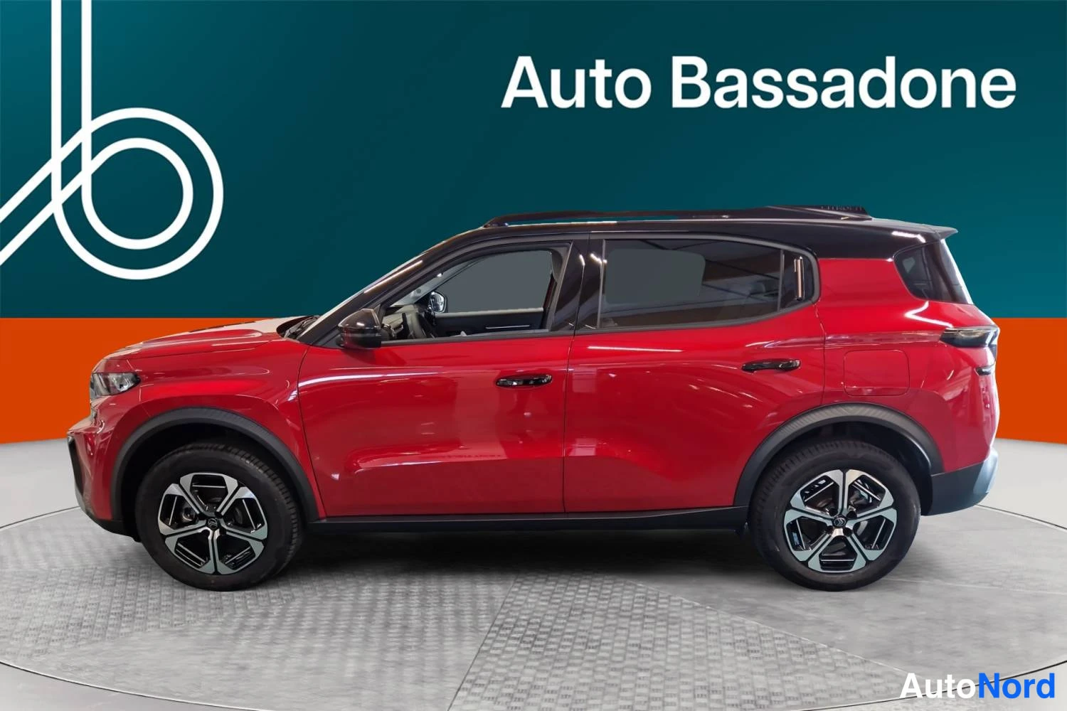 Punainen Citroen E-c3 aircross 2026, etuviisto, keula vasemmalle, kuva 2
