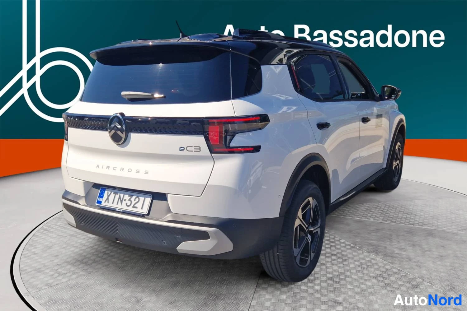 Valkoinen Citroen E-c3 aircross 2026, takaviisto, kuva 8