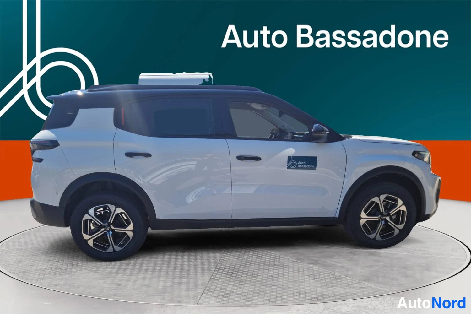 Valkoinen Citroen E-c3 aircross 2026, etuviisto, keula oikealle, kuva 3