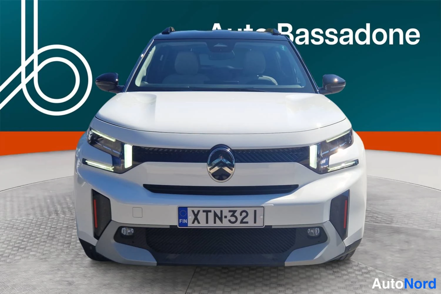 Valkoinen Citroen E-c3 aircross 2026, edestä, kuva 4