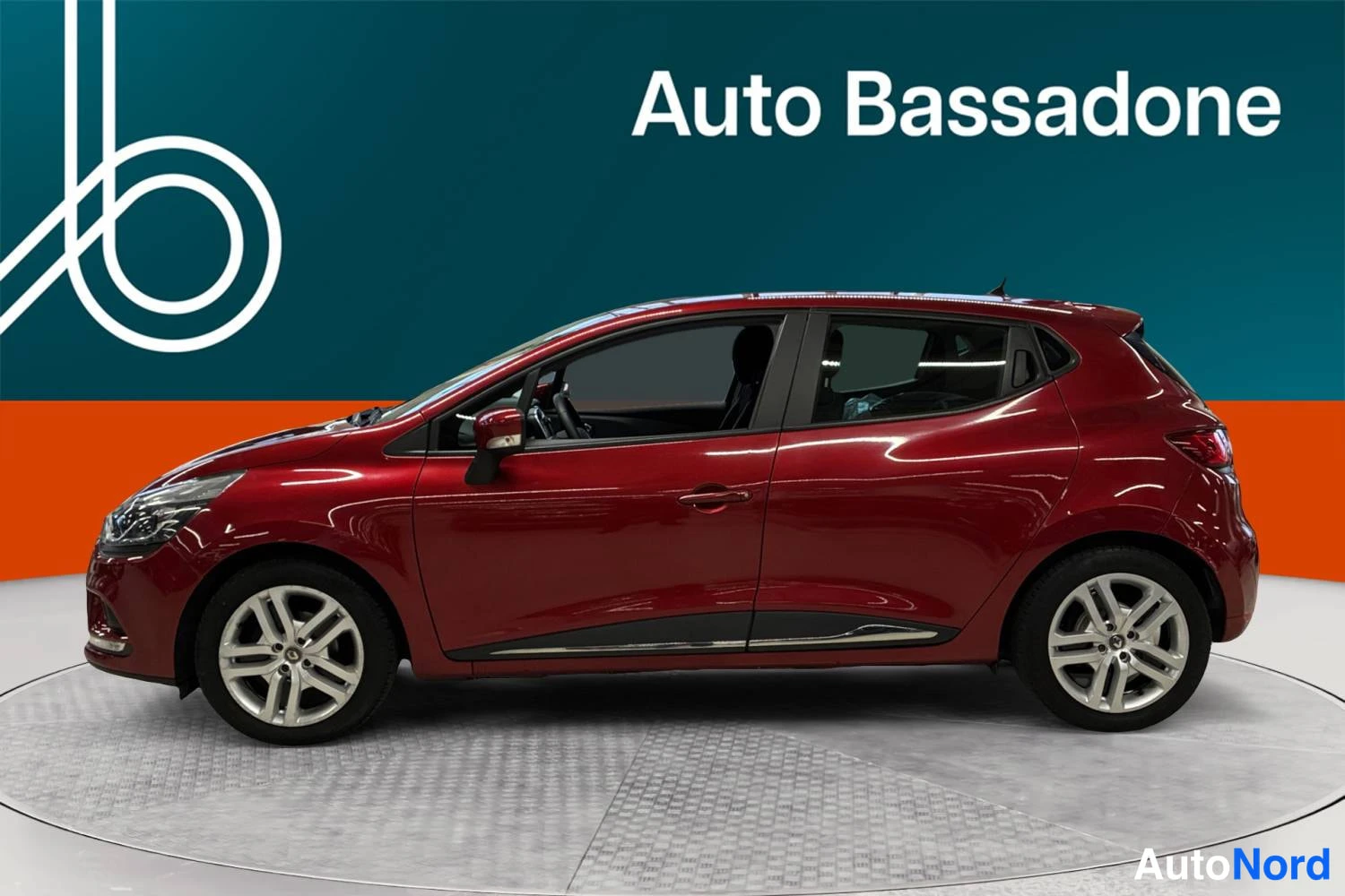 Punainen Renault Clio 2019, sivulta, kuva 5