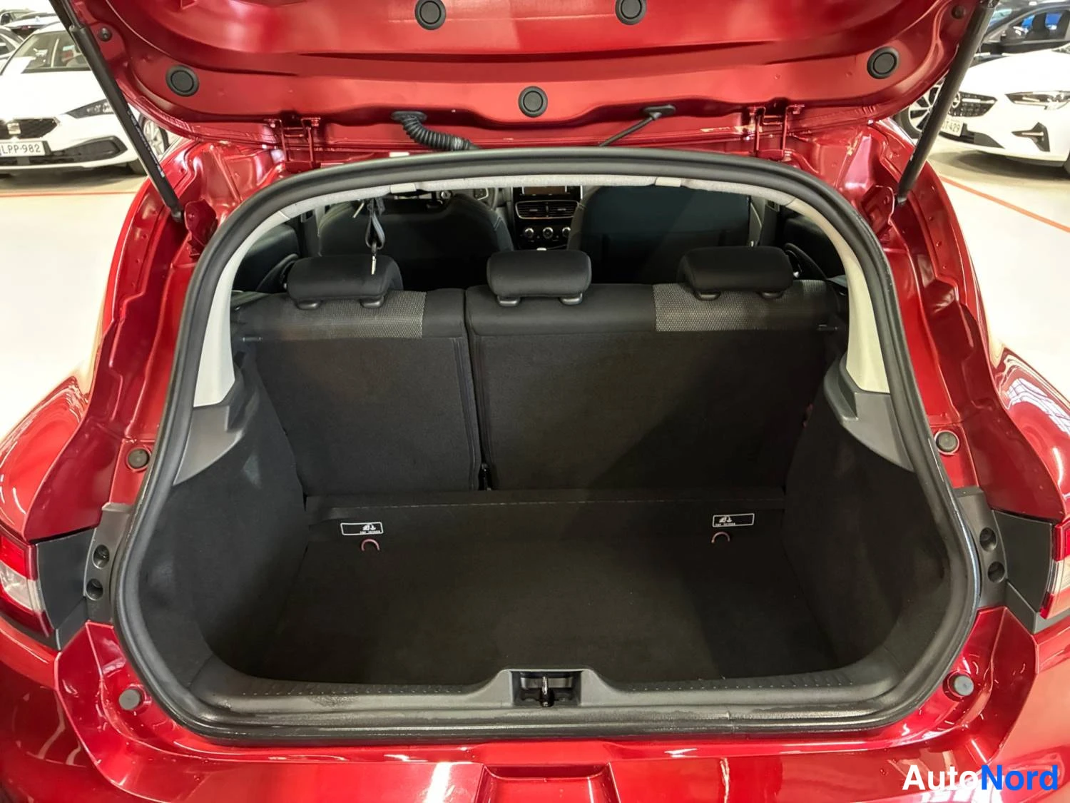 Punainen Renault Clio 2019, takaviisto, kuva 8