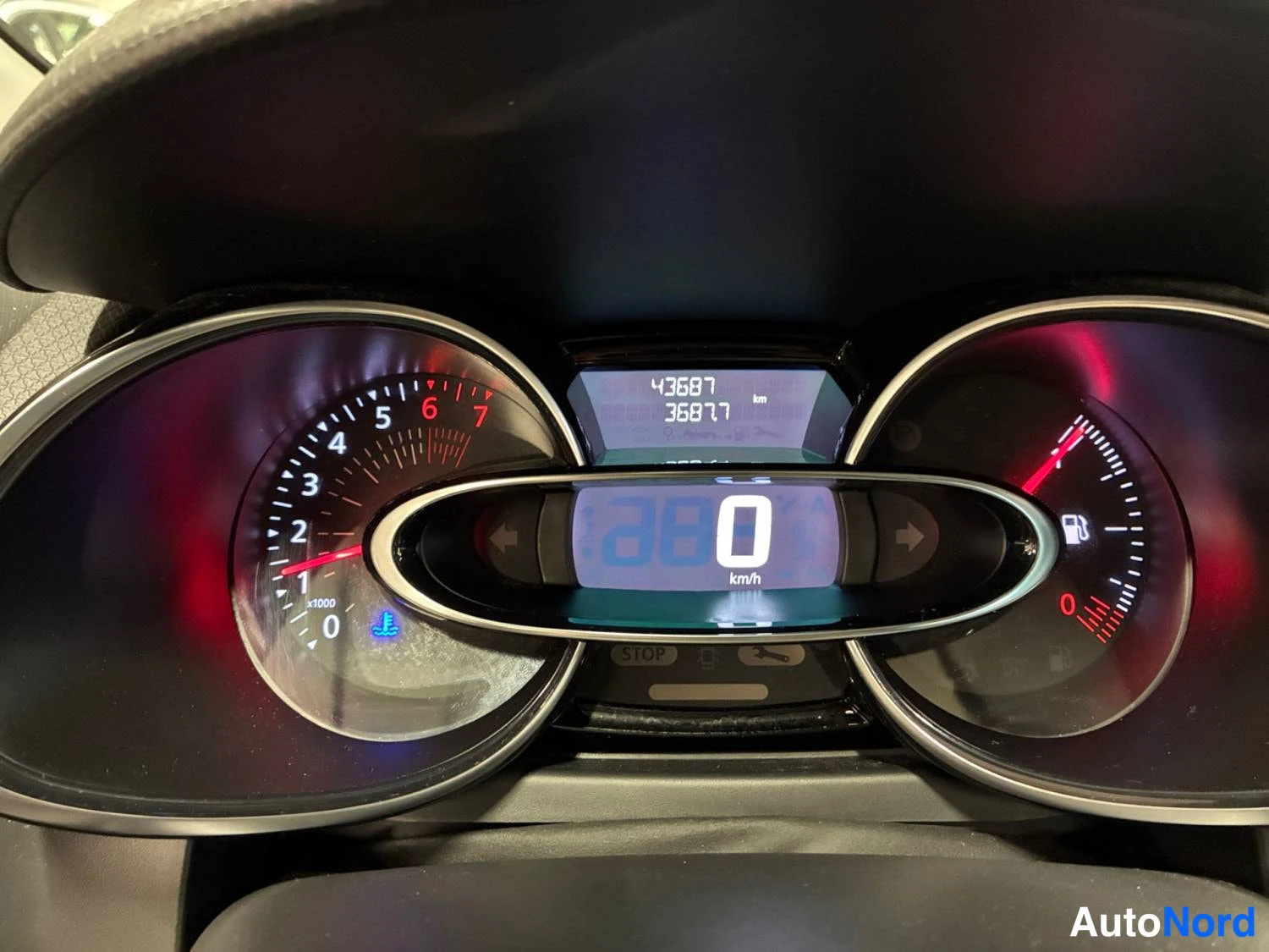 Punainen Renault Clio 2019, ohjaamo, kuva 10