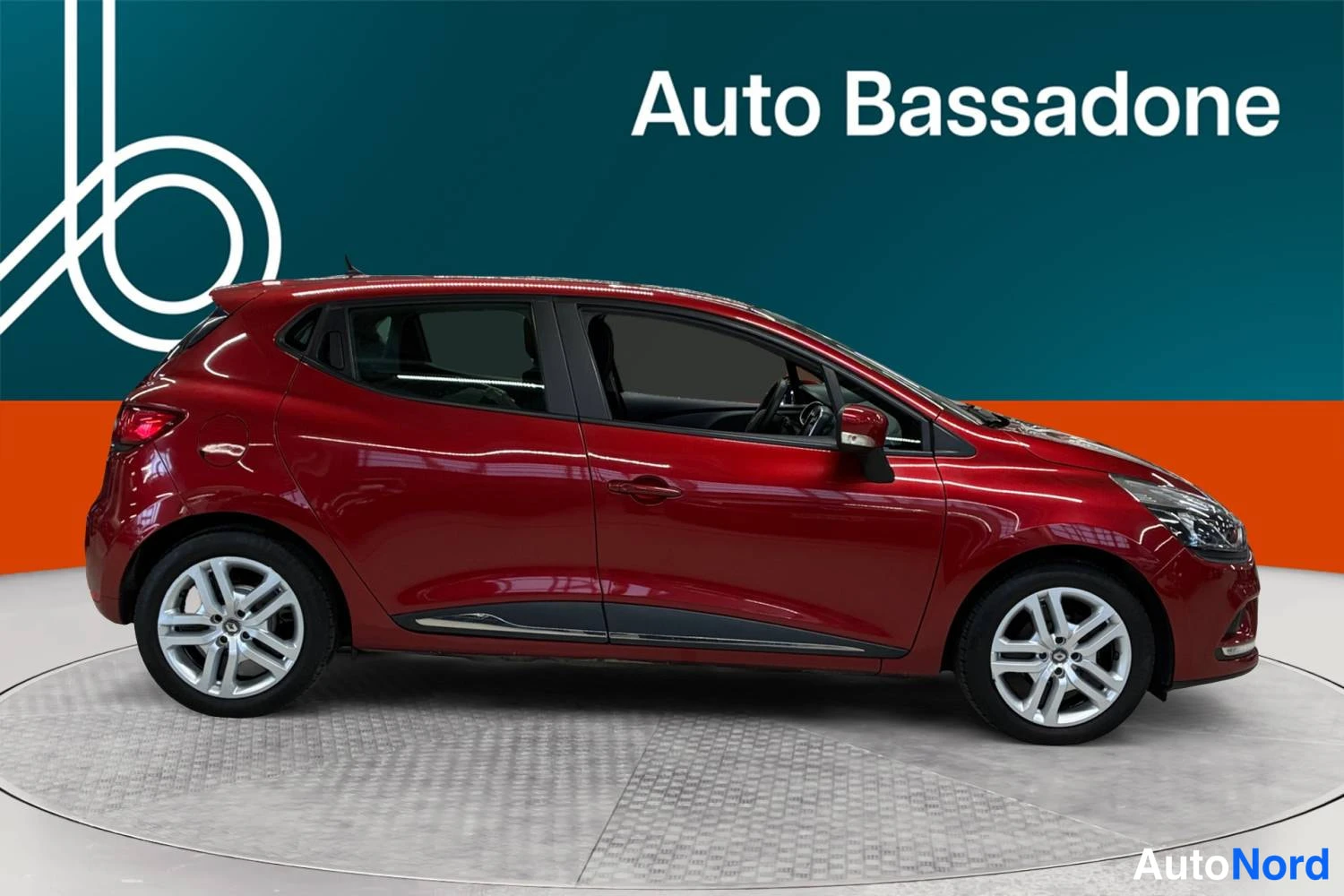 Punainen Renault Clio 2019, etuviisto, keula oikealle, kuva 2