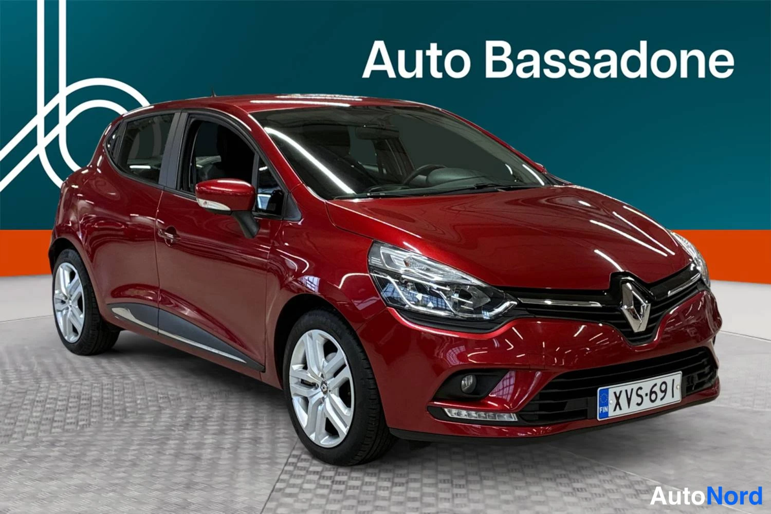 Punainen Renault Clio 2019, etuviisto, keula oikealle, kuva 3