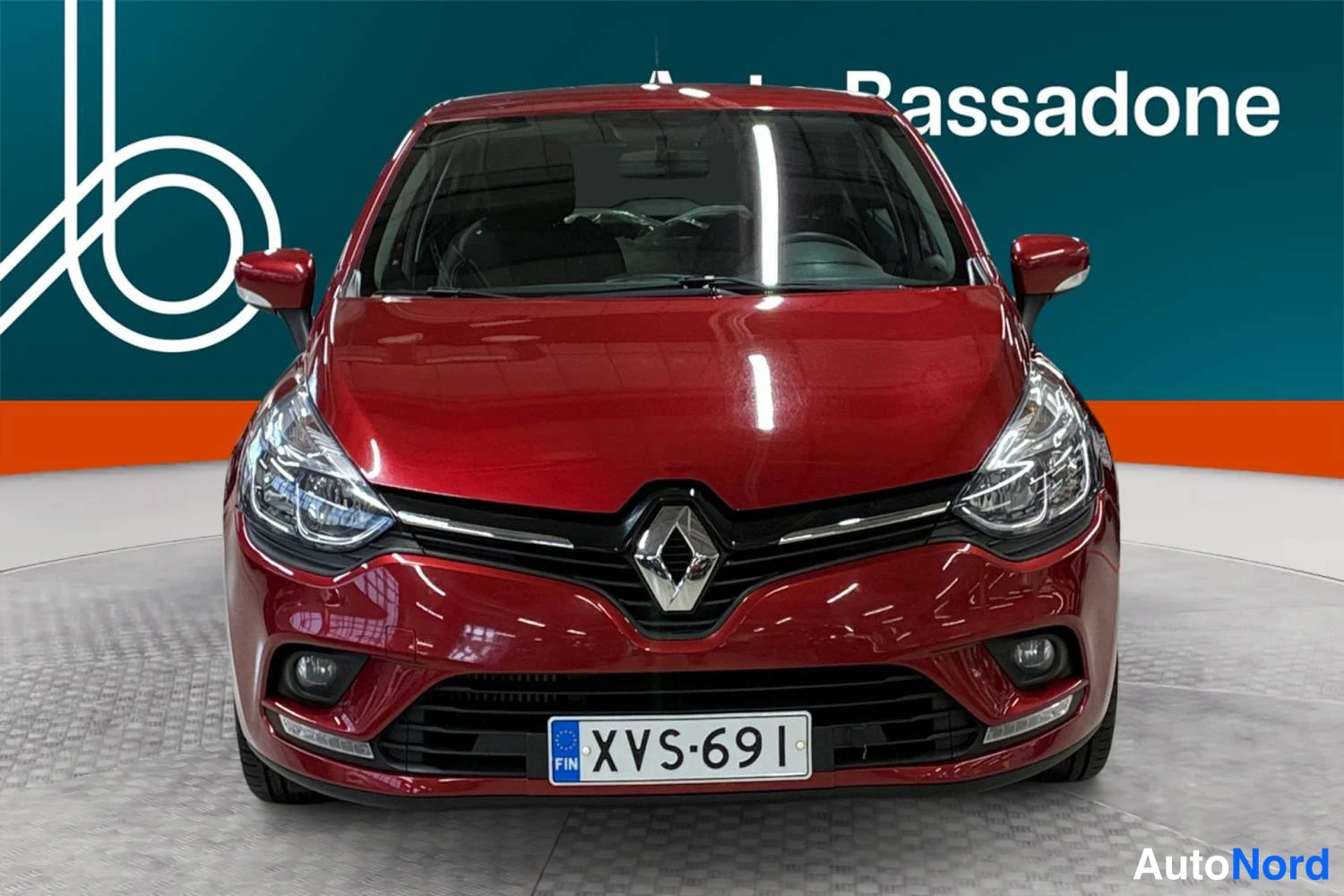 Punainen Renault Clio 2019, edestä, kuva 4
