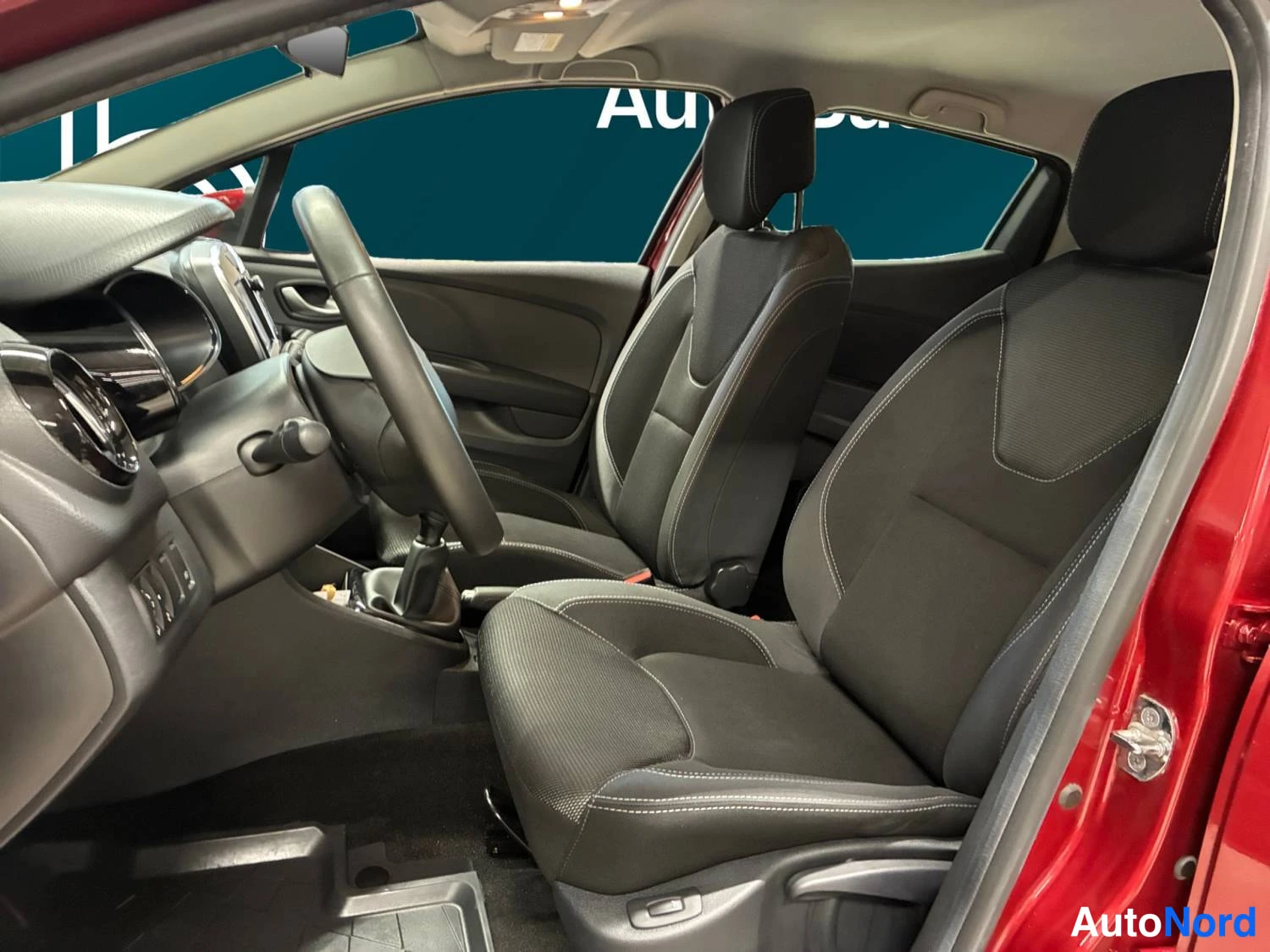 Punainen Renault Clio 2019, kuva 16