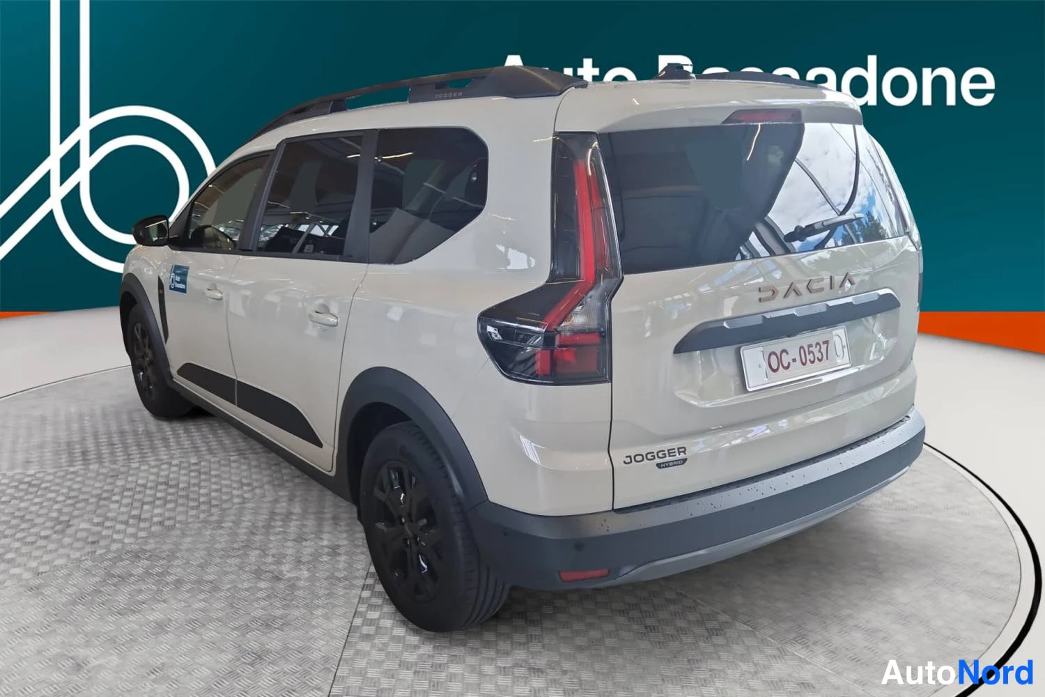 Beige Dacia Jogger 2026, takaviisto, kuva 5