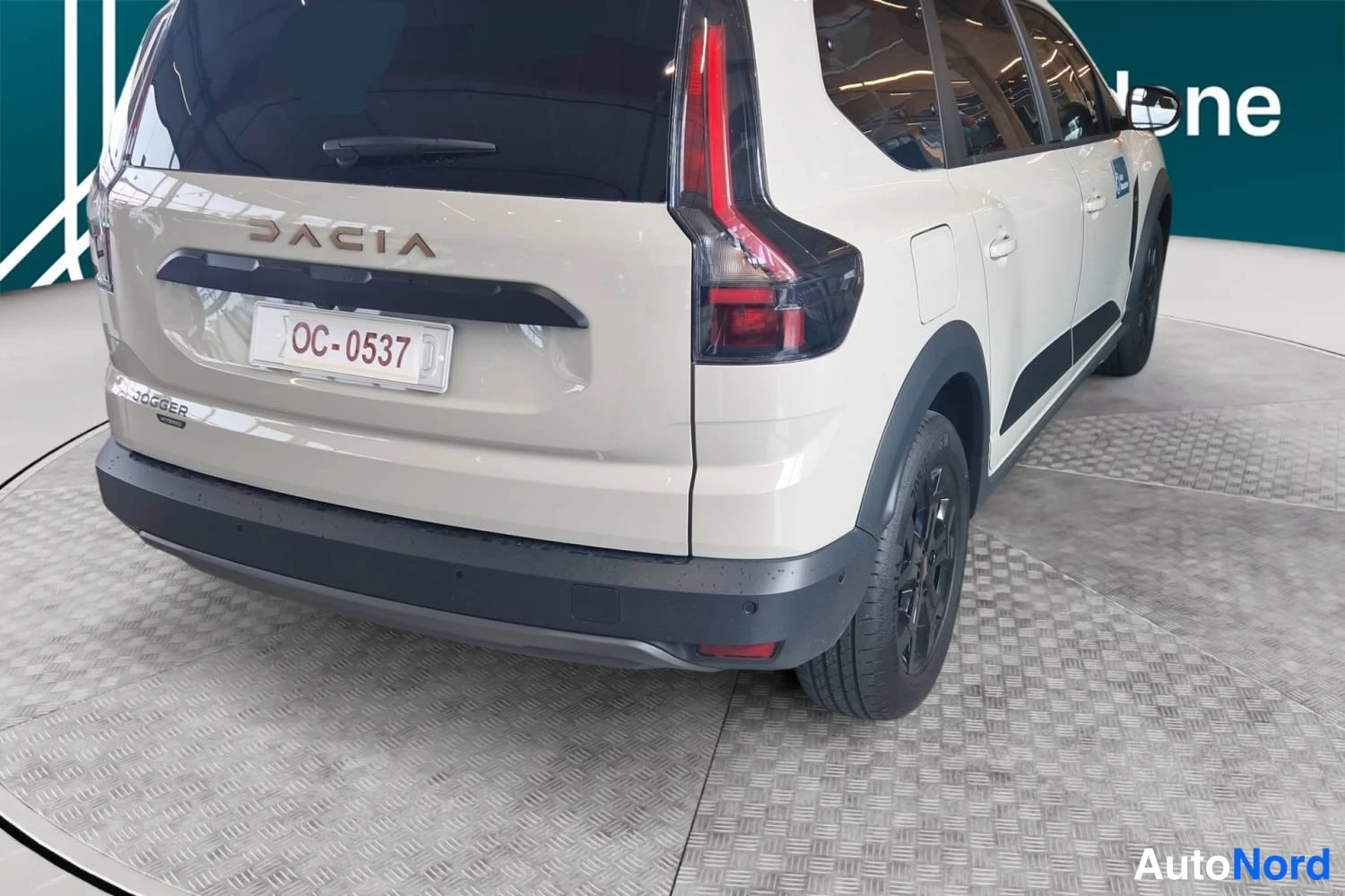 Beige Dacia Jogger 2026, takaviisto, kuva 4