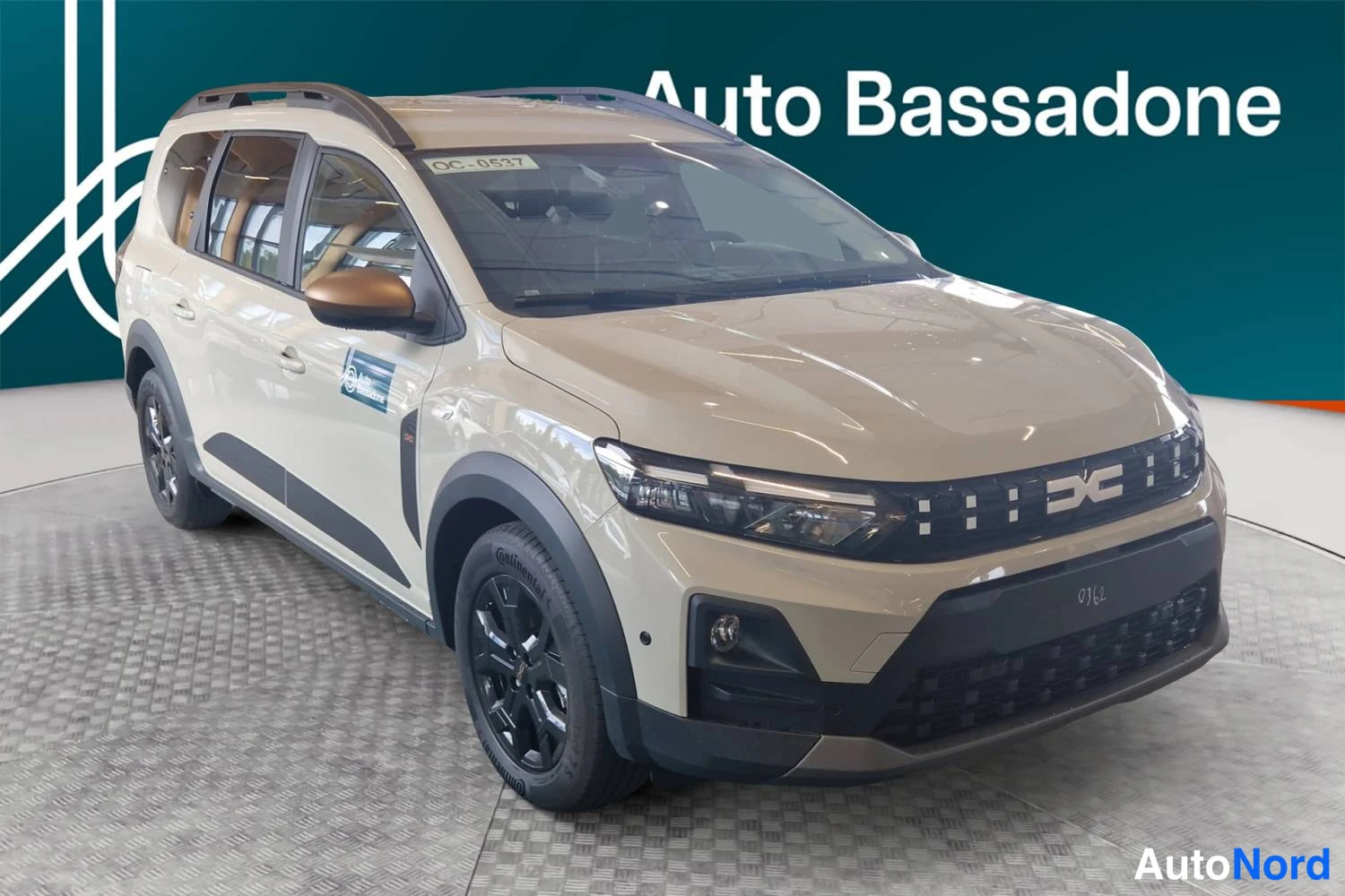 Beige Dacia Jogger 2026, etuviisto, keula oikealle, kuva 2