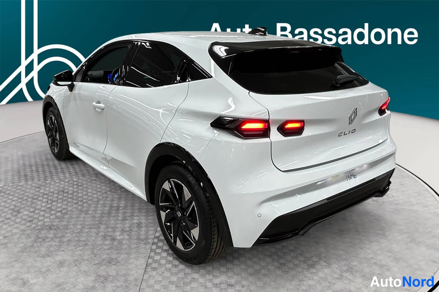 Valkoinen Renault Clio 2026, takaviisto, kuva 6