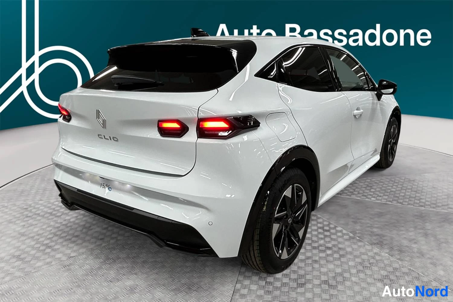 Valkoinen Renault Clio 2026, takaviisto, kuva 7