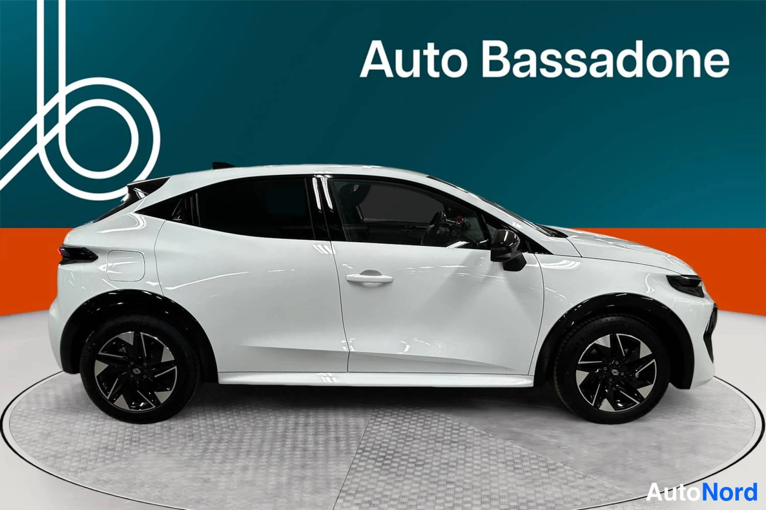 Valkoinen Renault Clio 2026, etuviisto, keula oikealle, kuva 3