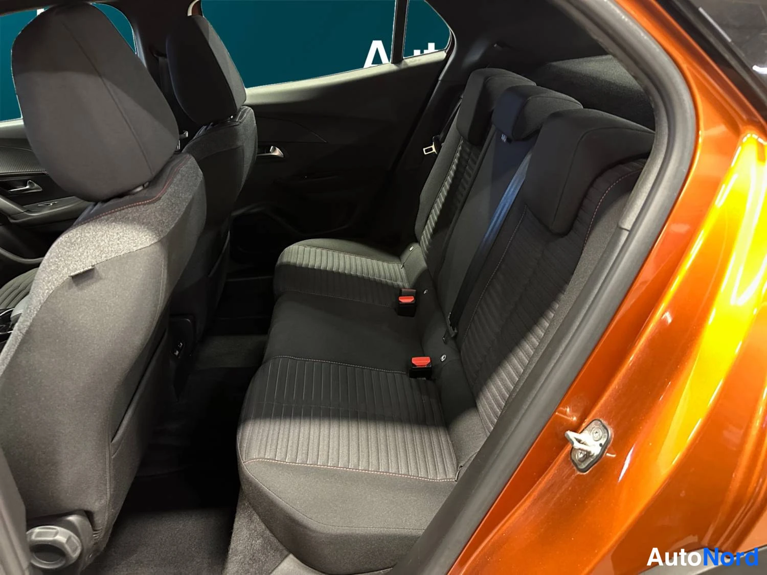 Oranssi Peugeot E-2008 2023, kuva 25