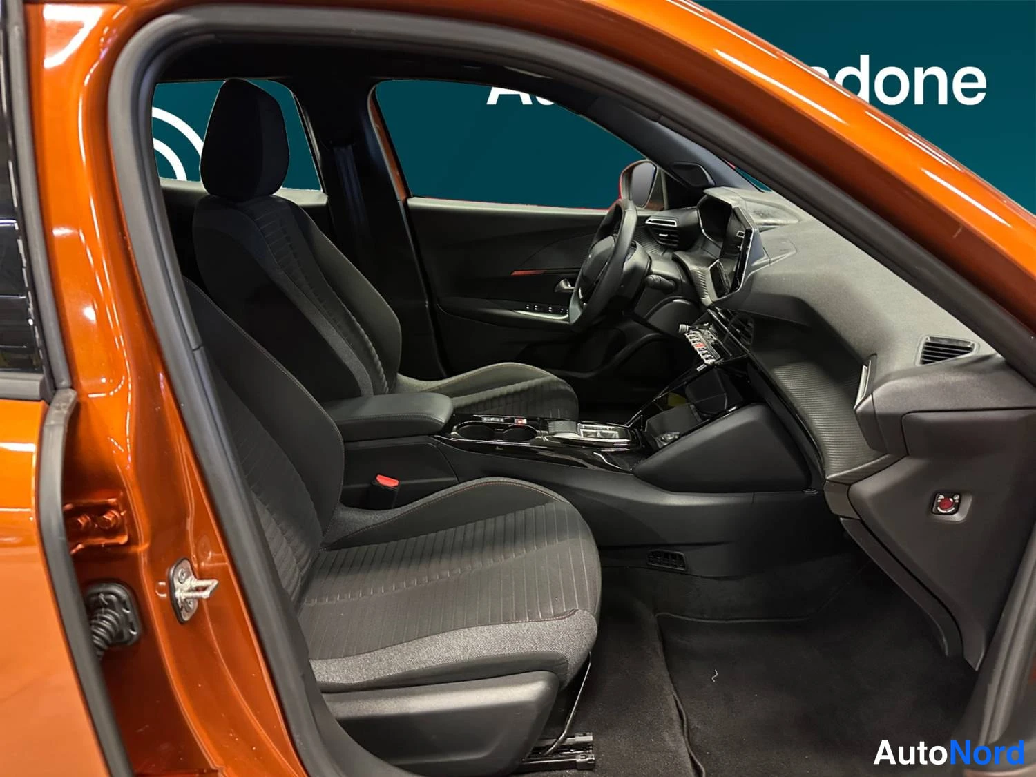 Oranssi Peugeot E-2008 2023, kuva 15