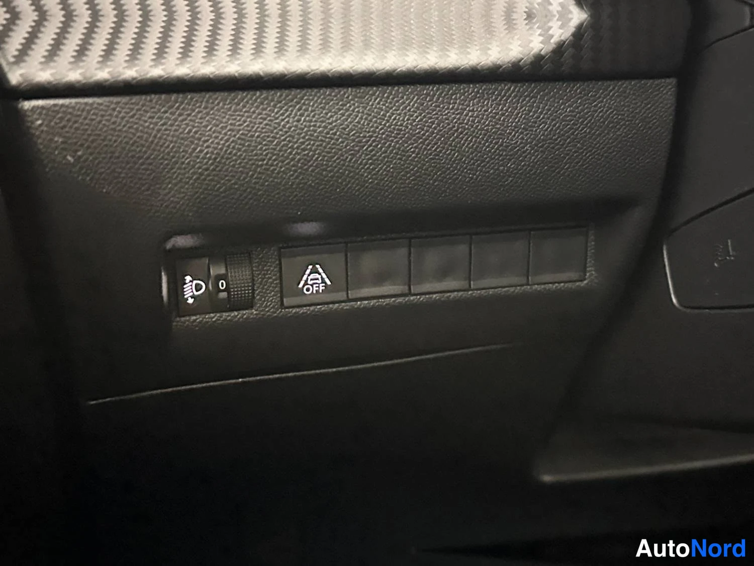 Oranssi Peugeot E-2008 2023, kuva 19