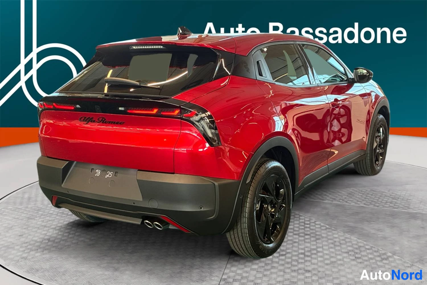 Röd Alfa Romeo Junior 2026, snett bakifrån, bild 7