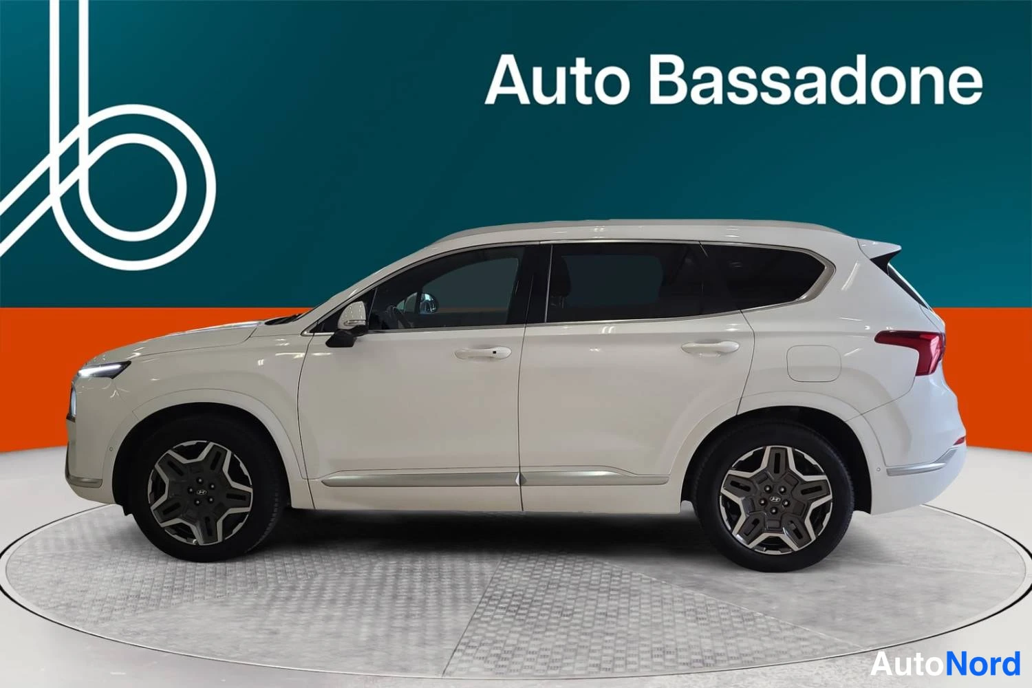 Valkoinen Hyundai Santa fe 2021, sivulta, kuva 4