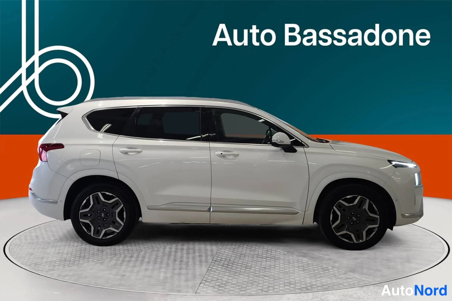 Valkoinen Hyundai Santa fe 2021, sivulta, kuva 5